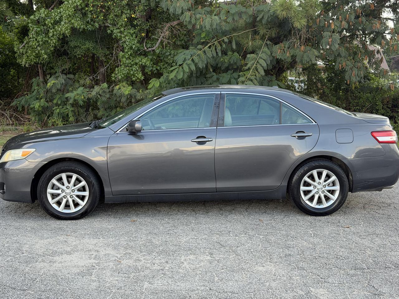 Toyota Camry XLE V6 6-Spd AT 2011