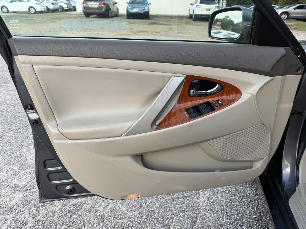 Toyota Camry XLE V6 6-Spd AT 2011