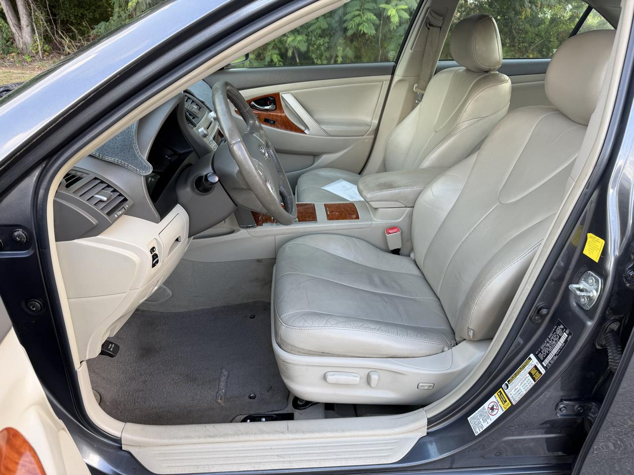 Toyota Camry XLE V6 6-Spd AT 2011
