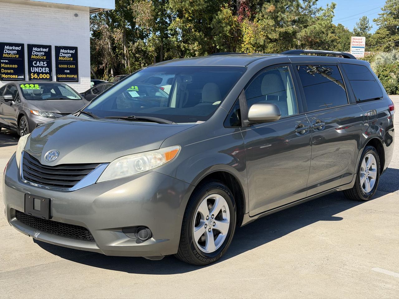 Toyota Sienna LE 8-Pass V6 2011