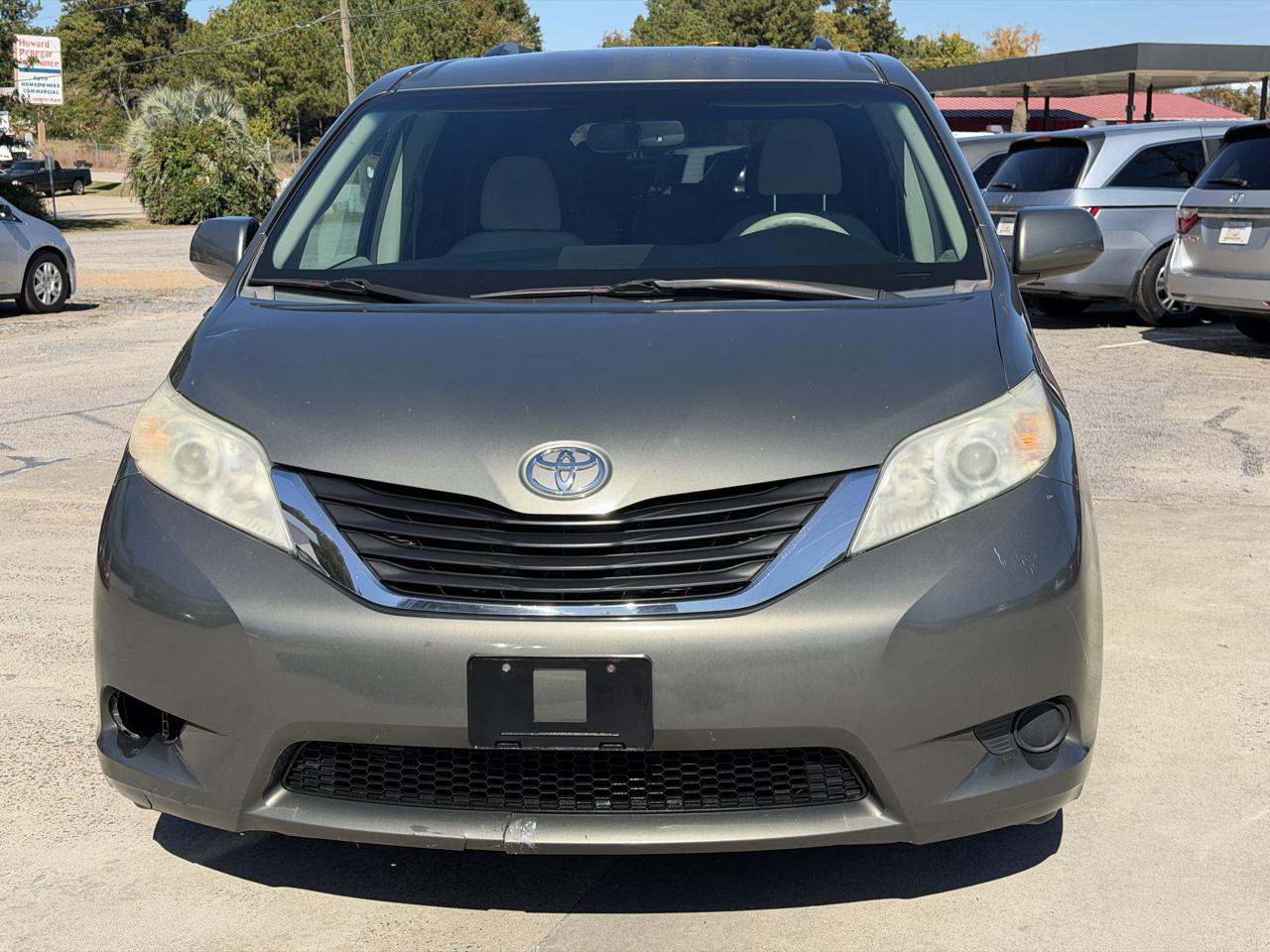 Toyota Sienna LE 8-Pass V6 2011