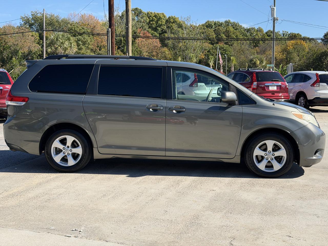 Toyota Sienna LE 8-Pass V6 2011
