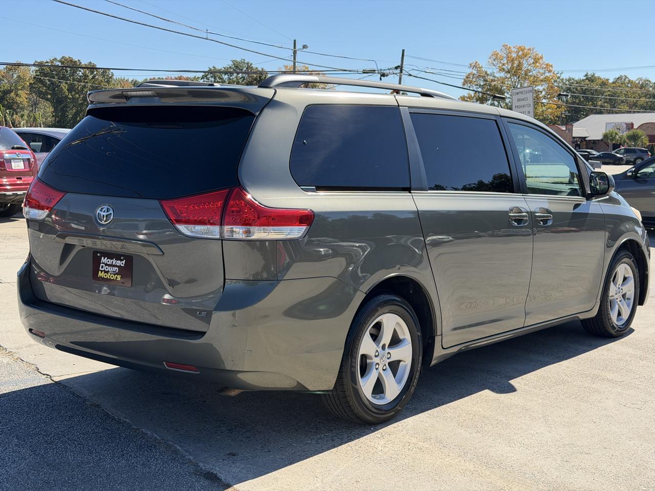 Toyota Sienna LE 8-Pass V6 2011