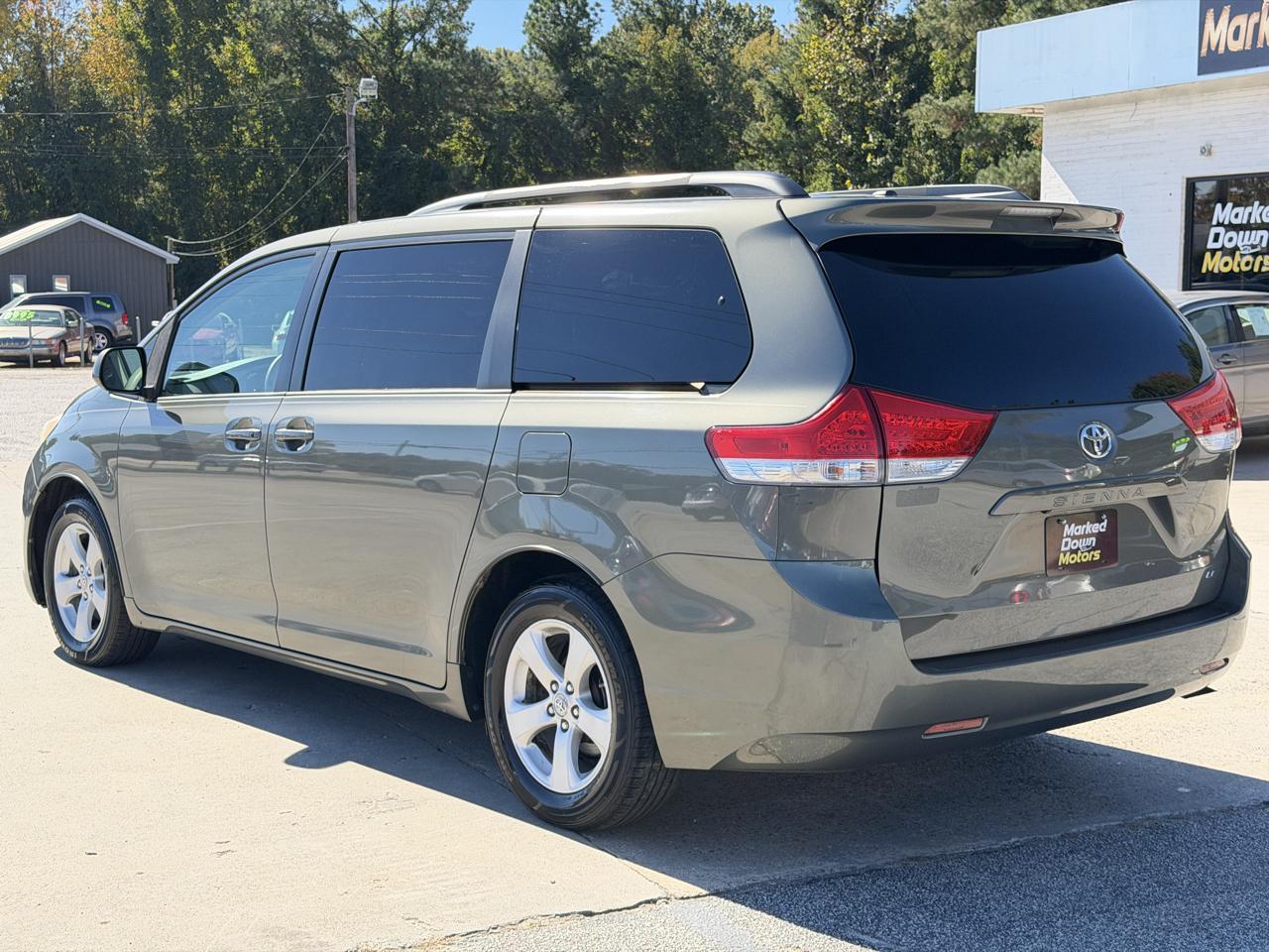 Toyota Sienna LE 8-Pass V6 2011