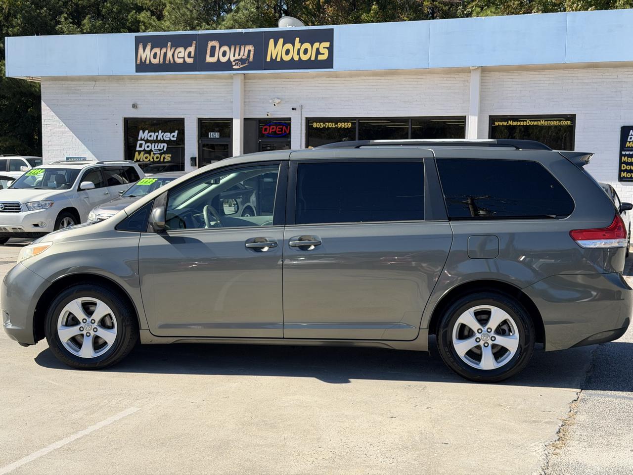 Toyota Sienna LE 8-Pass V6 2011