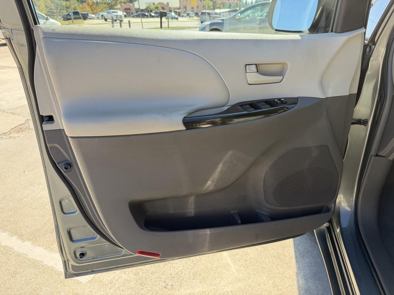Toyota Sienna LE 8-Pass V6 2011