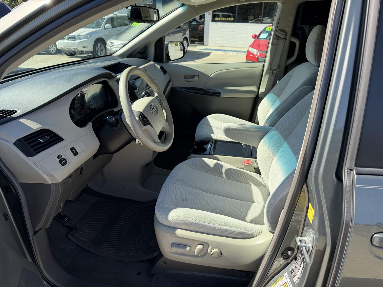 Toyota Sienna LE 8-Pass V6 2011