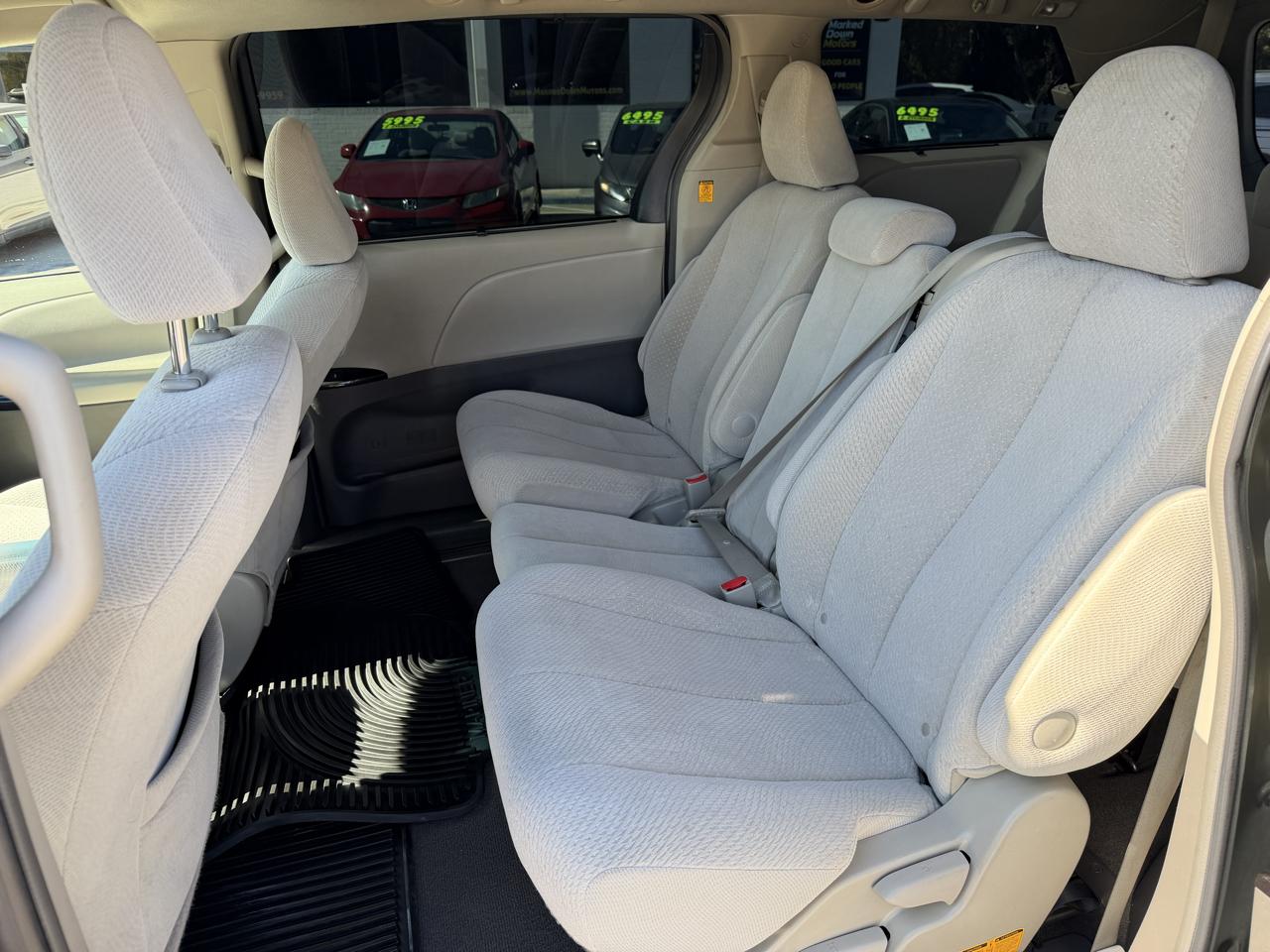 Toyota Sienna LE 8-Pass V6 2011
