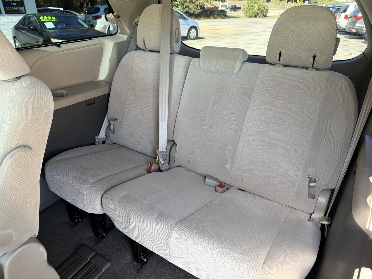 Toyota Sienna LE 8-Pass V6 2011