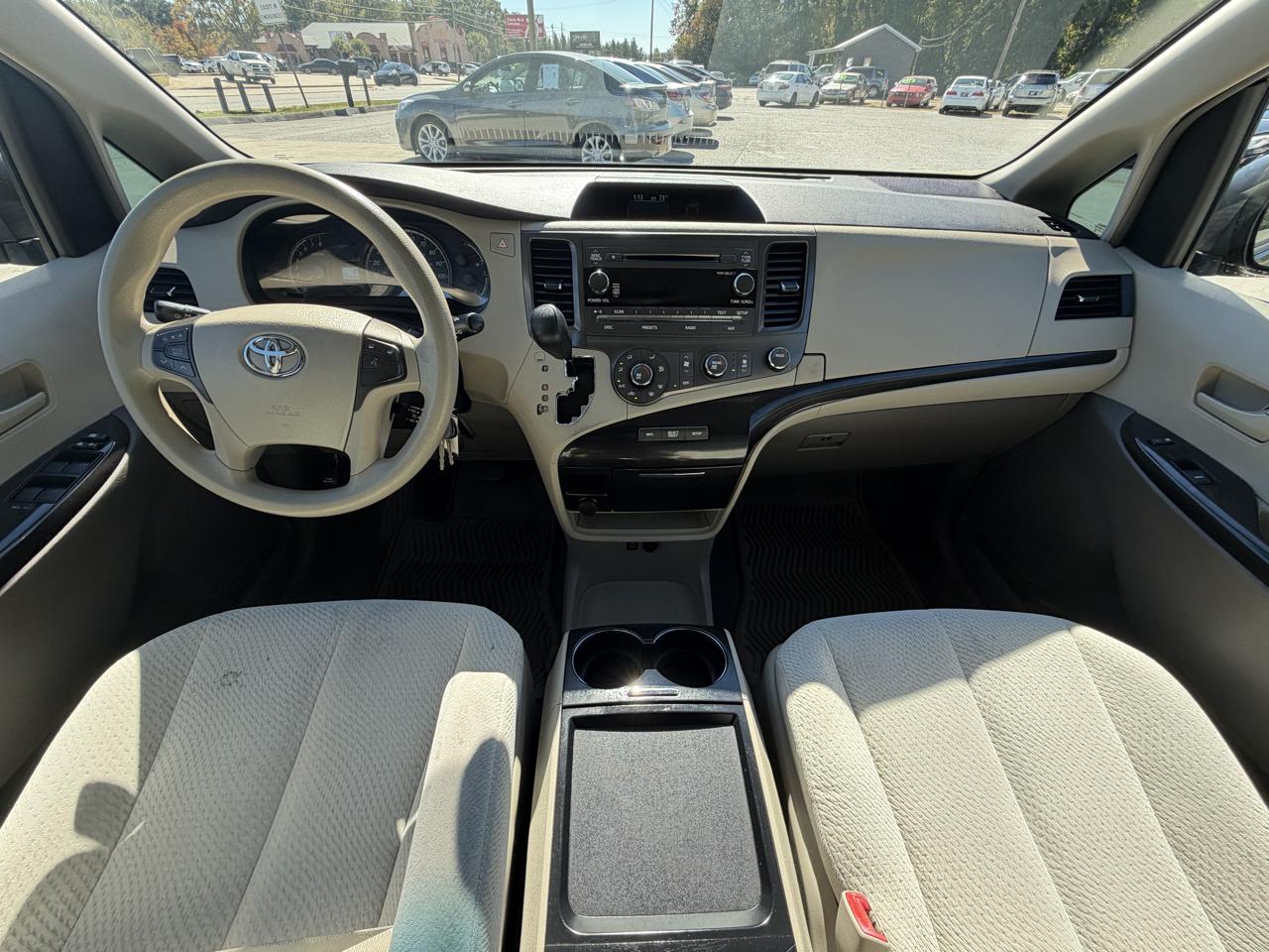 Toyota Sienna LE 8-Pass V6 2011