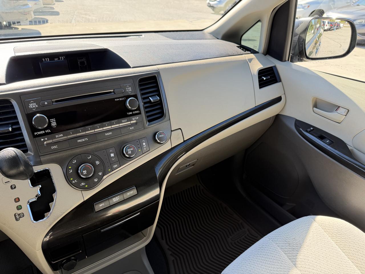 Toyota Sienna LE 8-Pass V6 2011