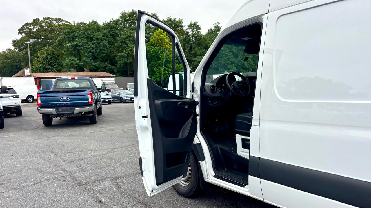 Freightliner Sprinter Cargo Van 2500 High Roof I4 Gas 170" RWD 2021 Freightliner Sprinter Cargo Van 2500 High Roof I4 Gas 170" RWD 2021