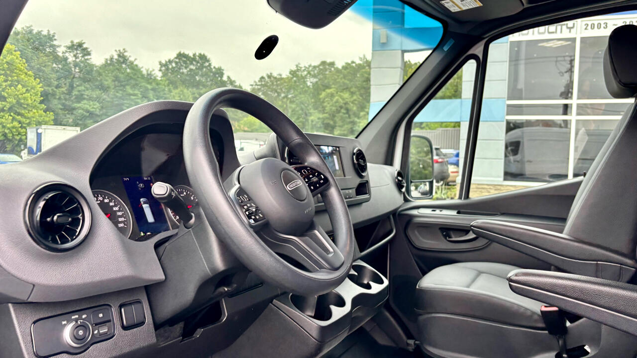 Freightliner Sprinter Cargo Van 2500 High Roof I4 Gas 170" RWD 2021 Freightliner Sprinter Cargo Van 2500 High Roof I4 Gas 170" RWD 2021