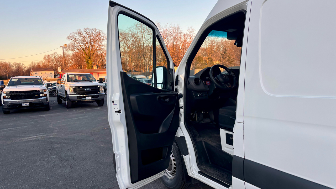Mercedes-Benz Sprinter Cargo Van 2500 High Roof I4 Gas 170" RWD 2021