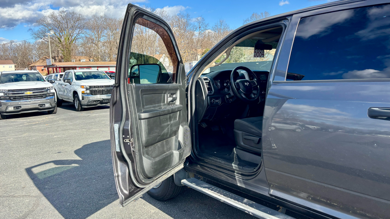 RAM 2500 Tradesman 4x4 Crew Cab 6'4" Box 2020