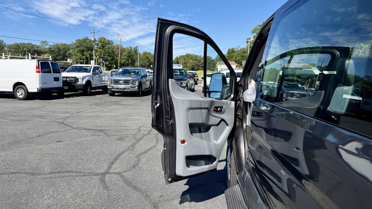 Ford Transit photo 13