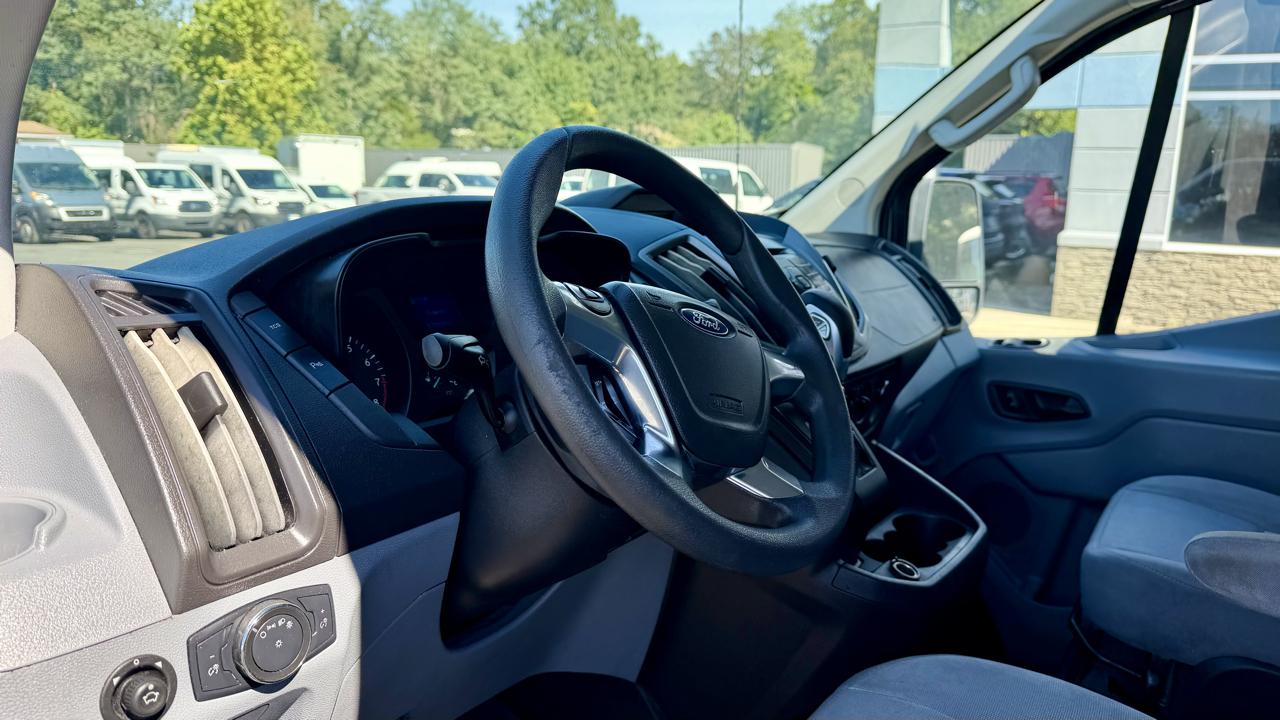 Ford Transit photo 16