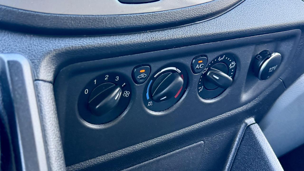 Ford Transit photo 18
