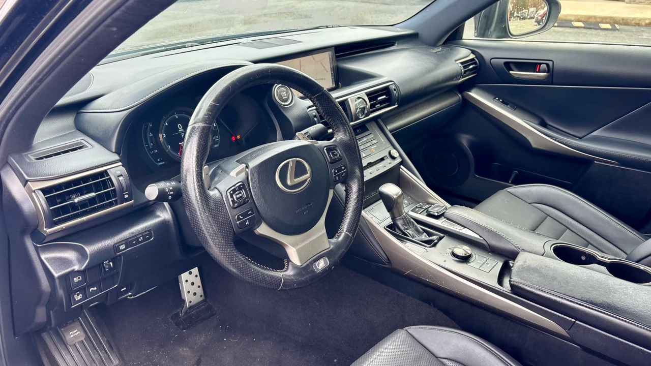 Lexus IS  2019