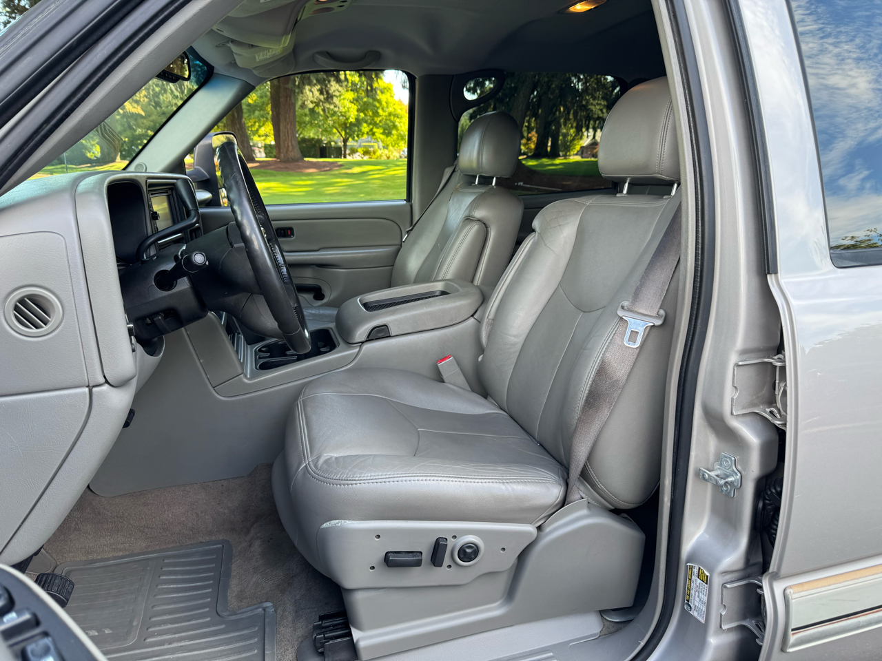 2004 Chevrolet Silverado 2500HD LT photo 2