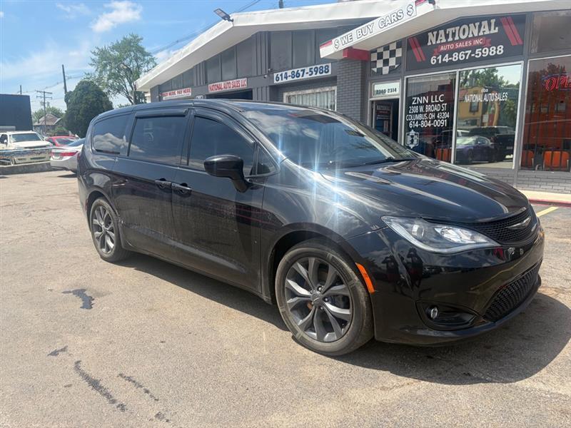 2018 Chrysler Pacifica Touring Plus's photo
