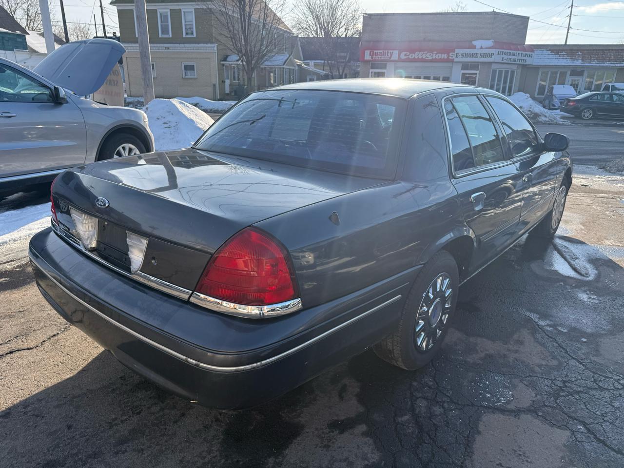 Ford Crown Victoria 4dr Sdn 2005