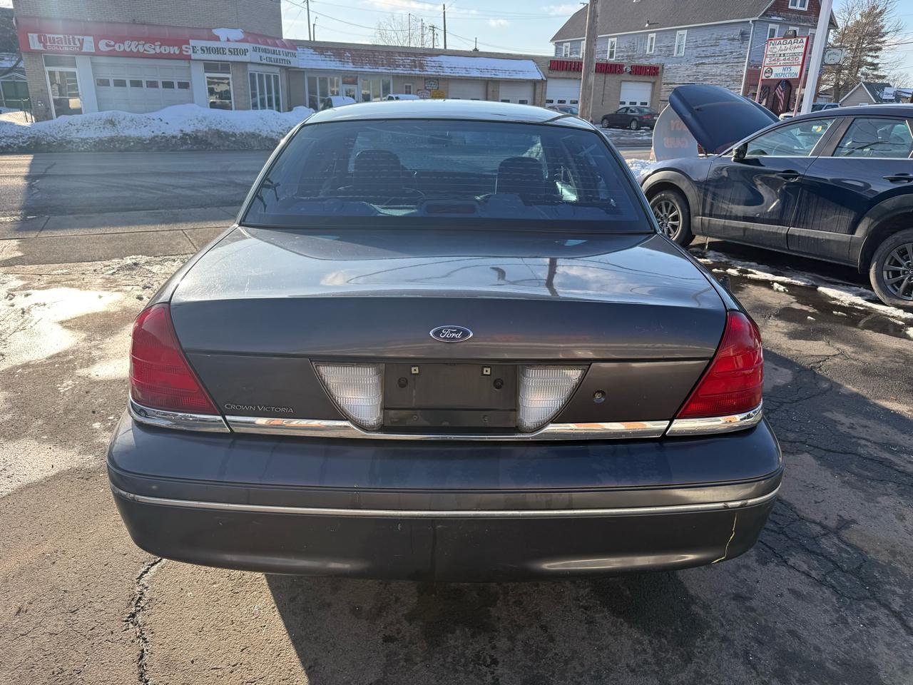 Ford Crown Victoria 4dr Sdn 2005