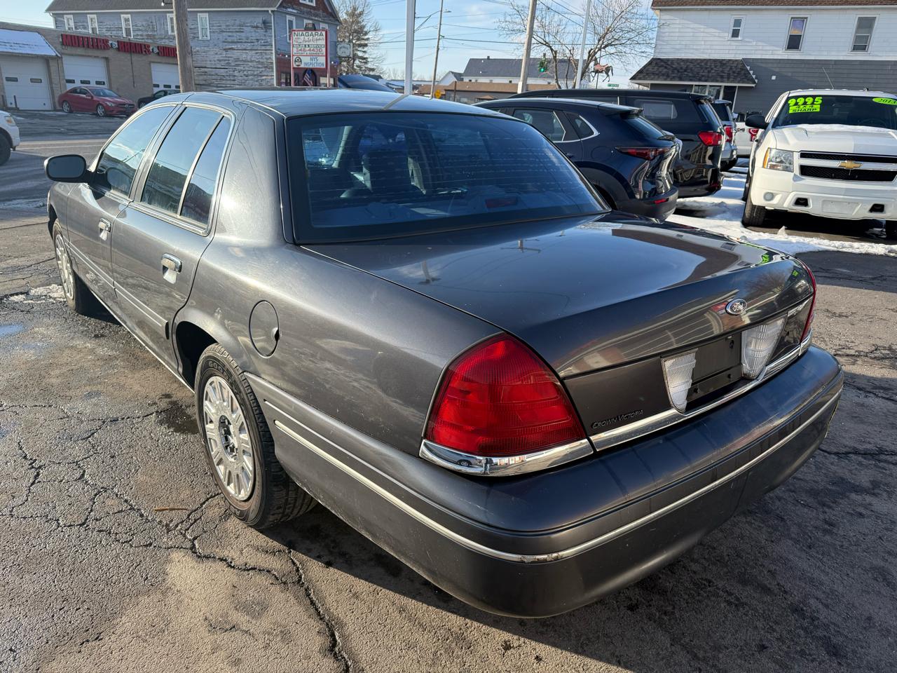 Ford Crown Victoria 4dr Sdn 2005