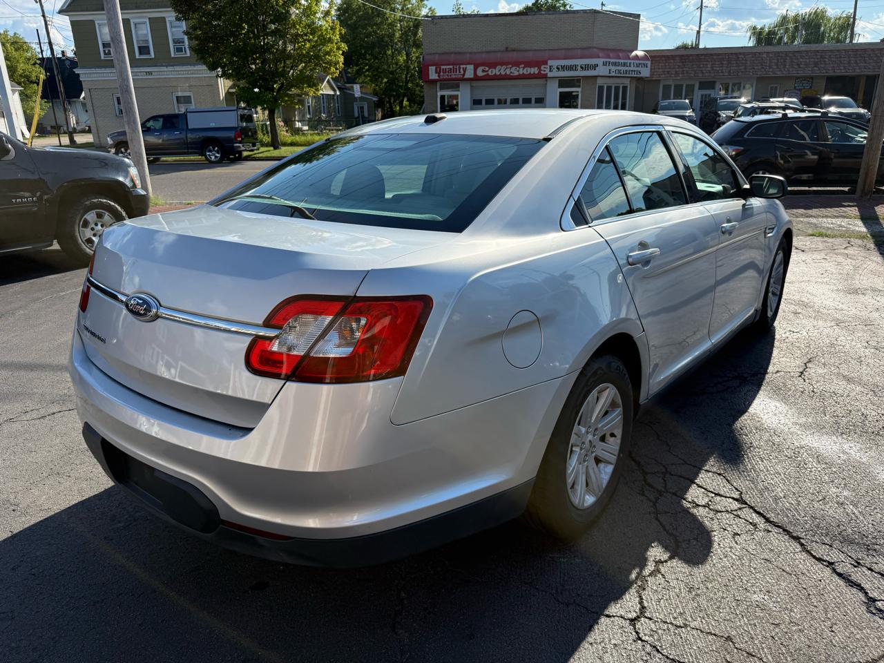 Ford Taurus 4dr Sdn SE FWD 2011