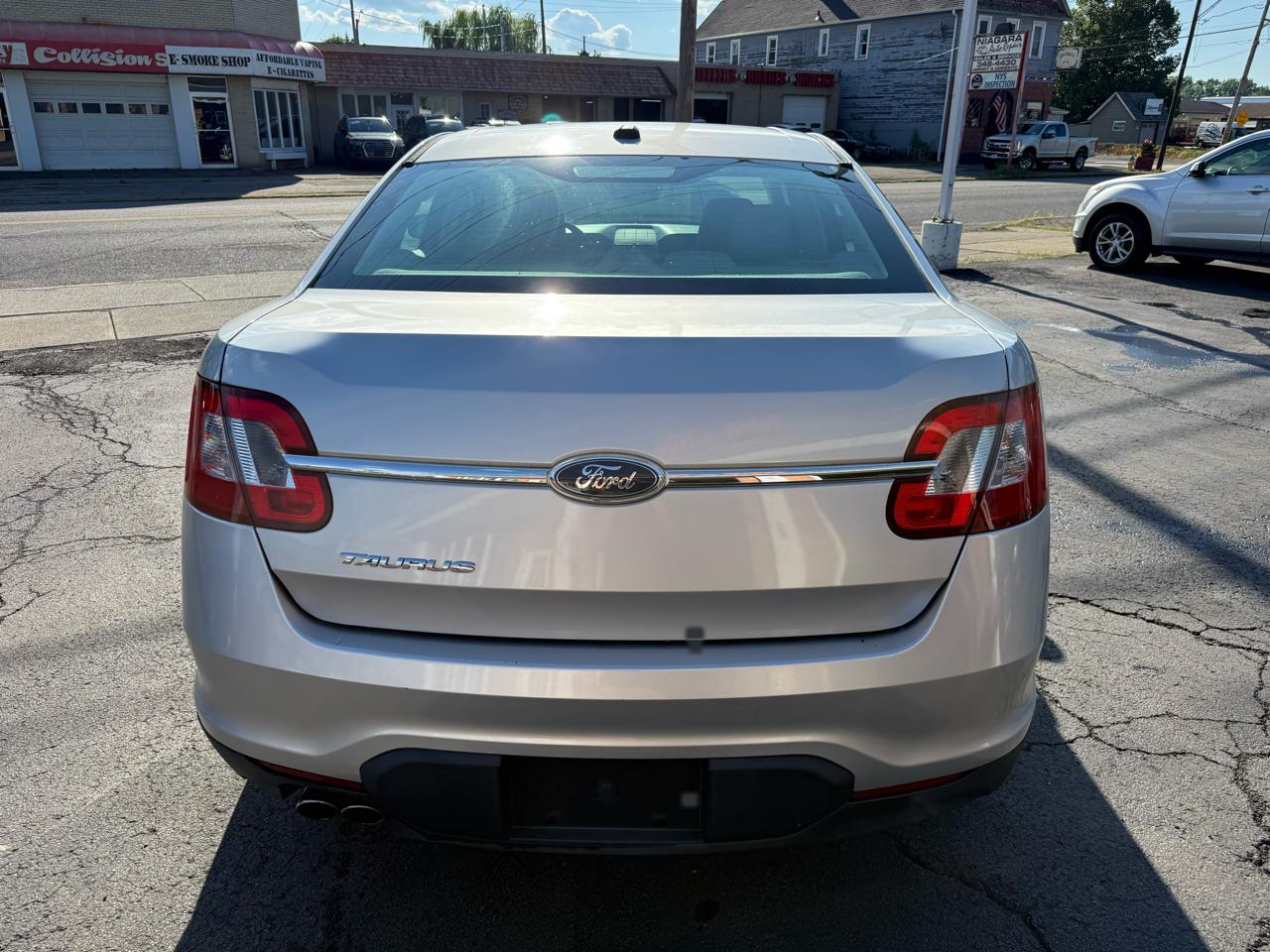 Ford Taurus 4dr Sdn SE FWD 2011