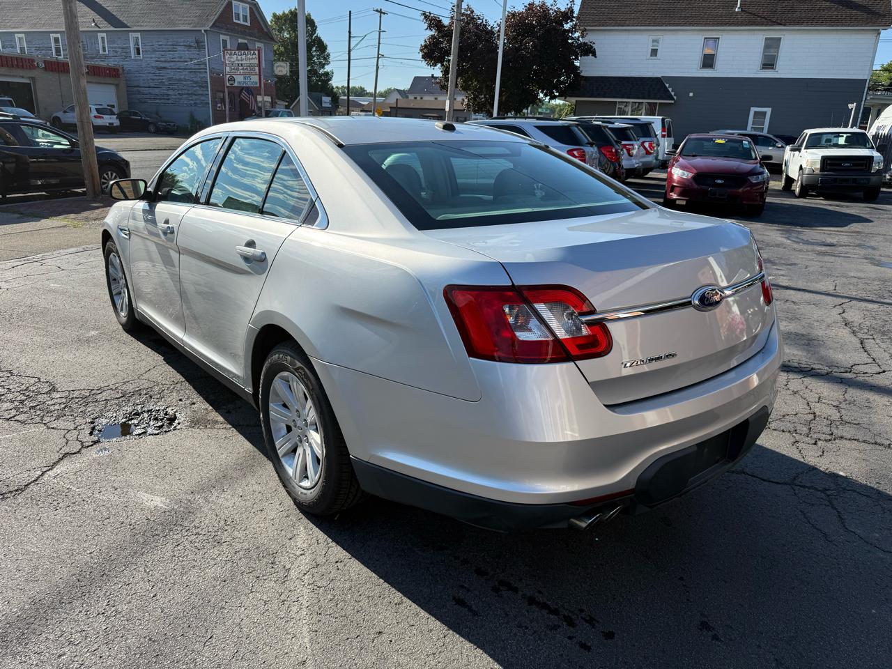 Ford Taurus 4dr Sdn SE FWD 2011