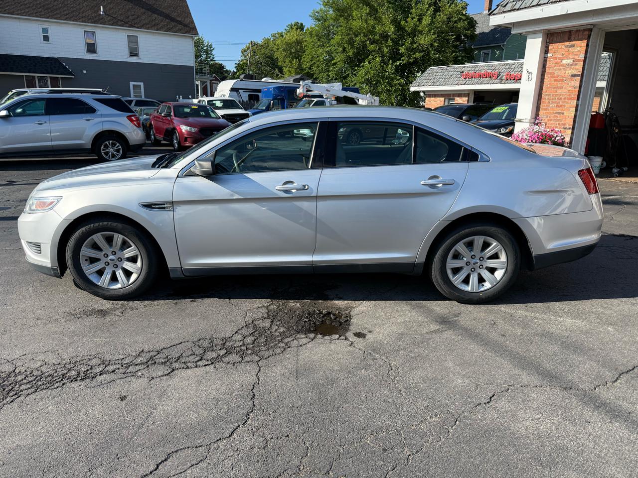 Ford Taurus 4dr Sdn SE FWD 2011