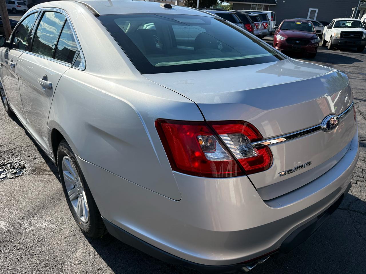 Ford Taurus 4dr Sdn SE FWD 2011