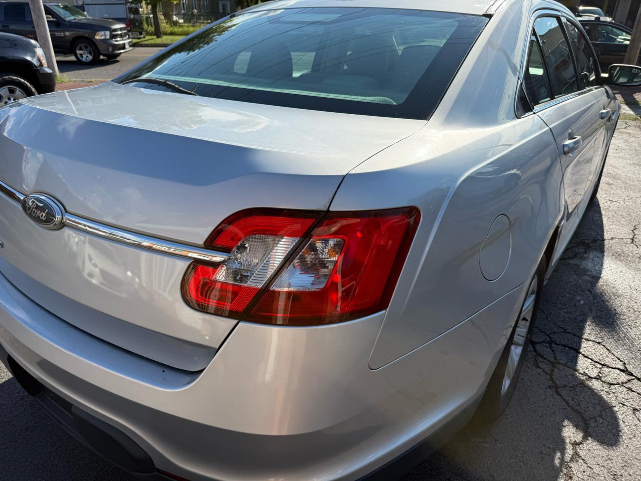 Ford Taurus 4dr Sdn SE FWD 2011