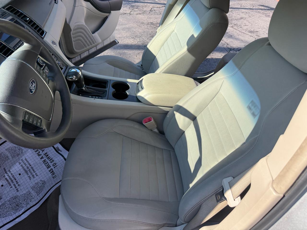 Ford Taurus 4dr Sdn SE FWD 2011