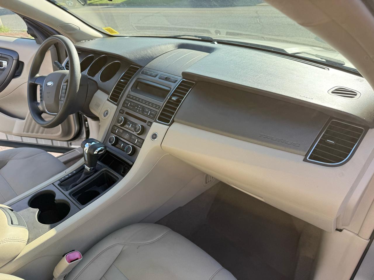 Ford Taurus 4dr Sdn SE FWD 2011