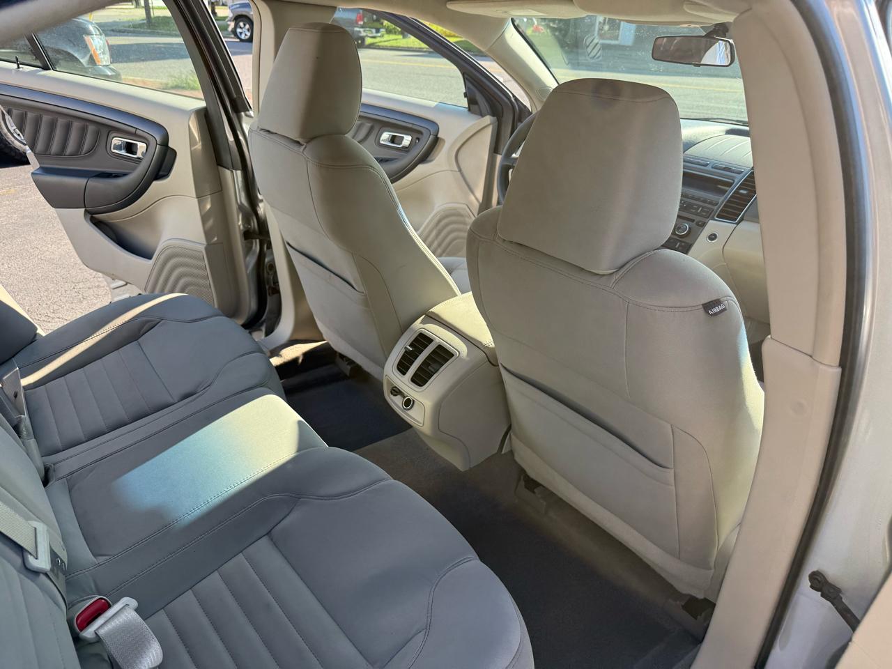 Ford Taurus 4dr Sdn SE FWD 2011