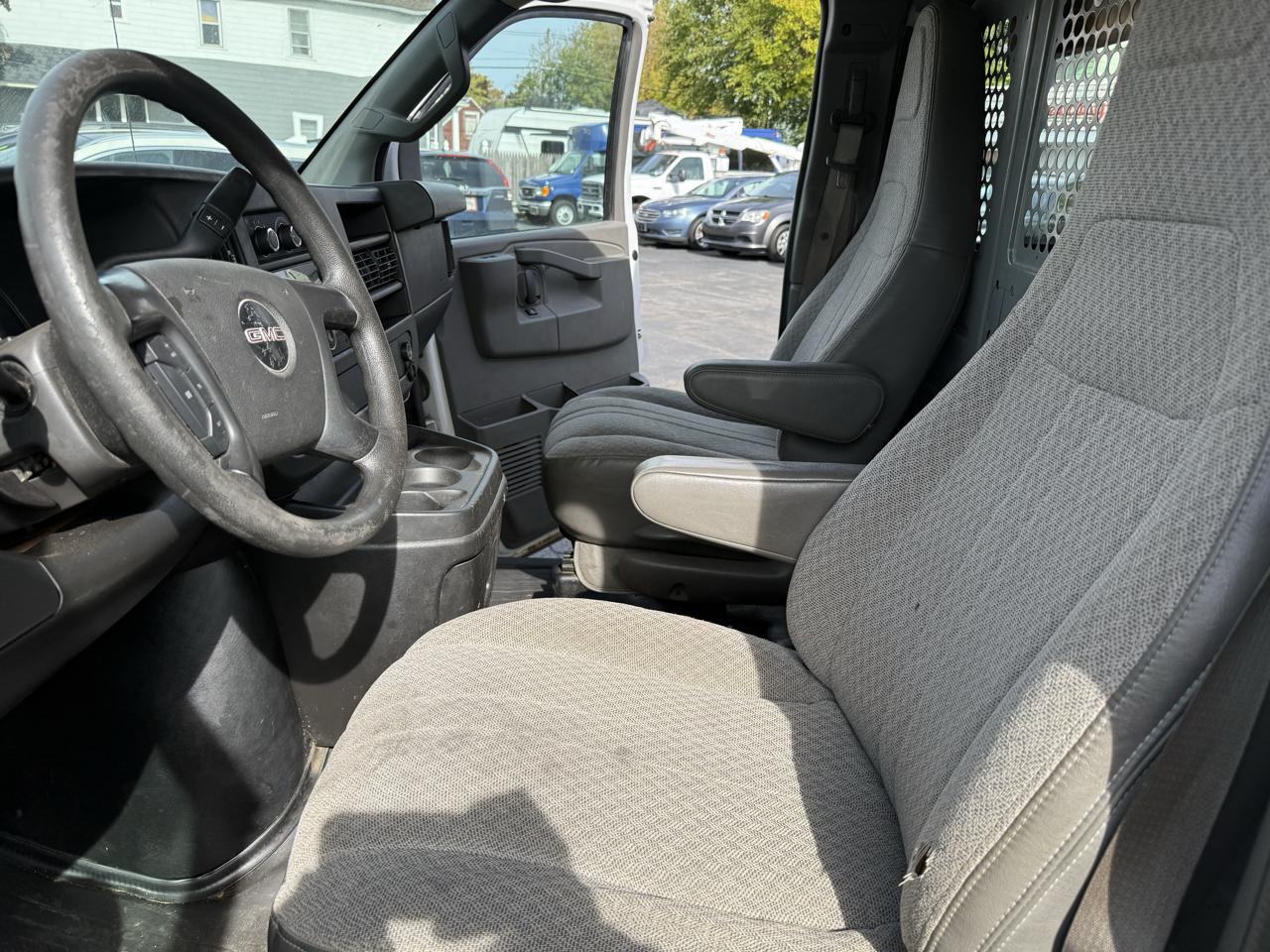 GMC Savana Cargo Van RWD 2500 135" 2016