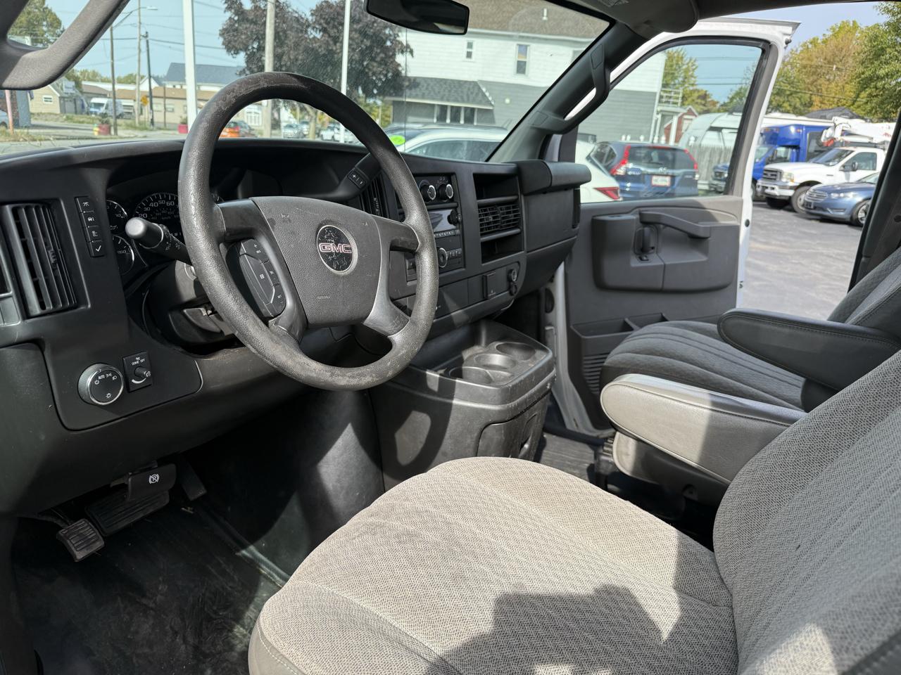 GMC Savana Cargo Van RWD 2500 135" 2016