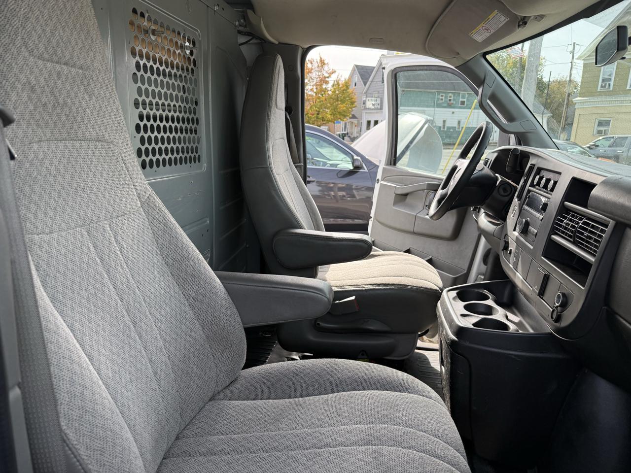 GMC Savana Cargo Van RWD 2500 135" 2016