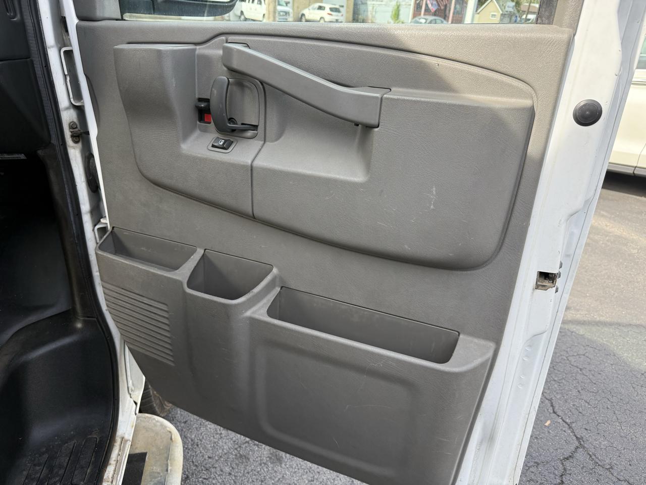 GMC Savana Cargo Van RWD 2500 135" 2016