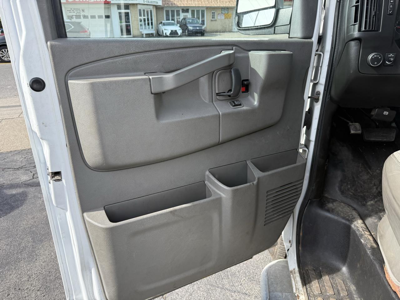 GMC Savana Cargo Van RWD 2500 135" 2016