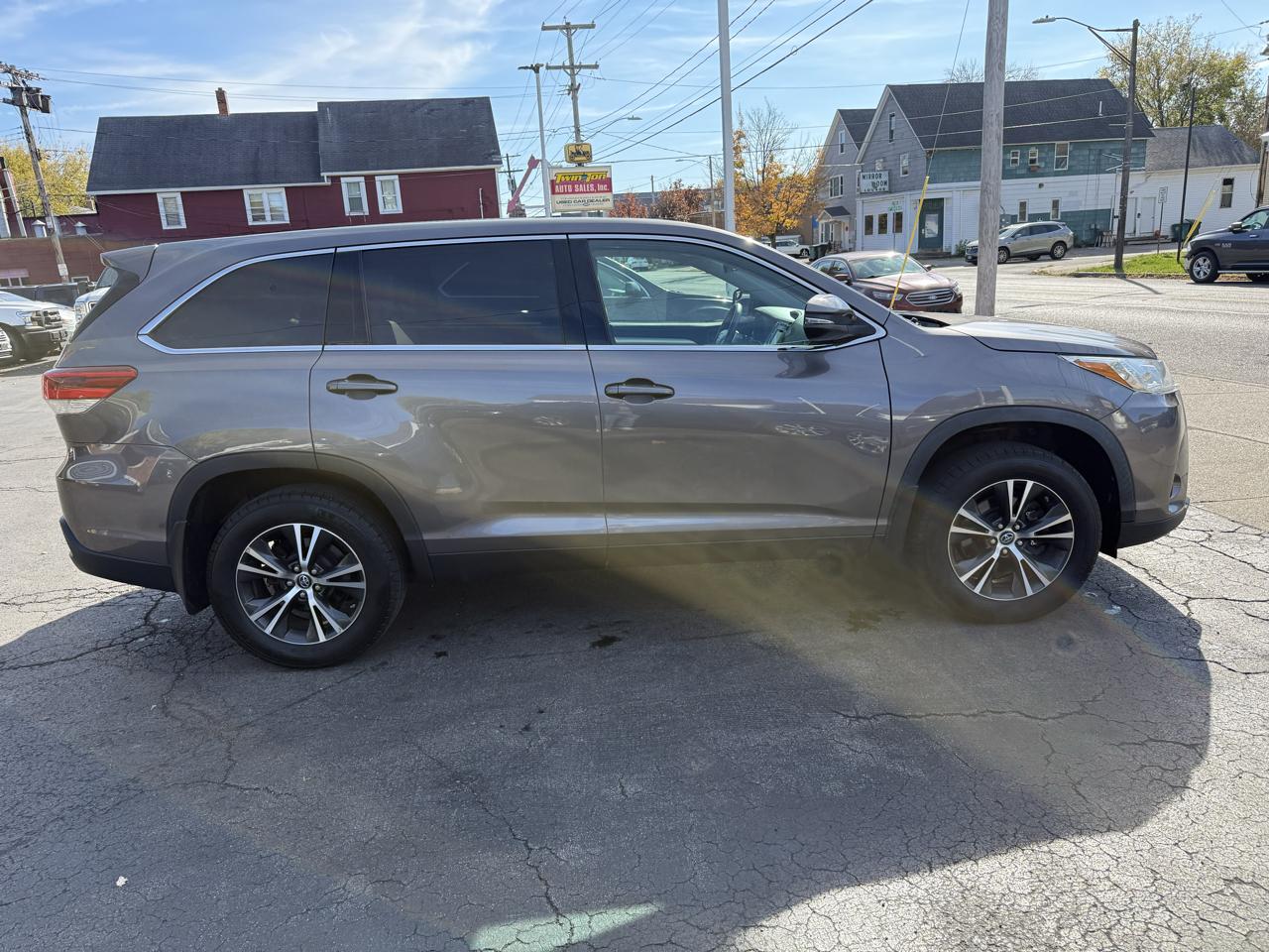 Toyota Highlander LE V6 AWD (Natl) 2019