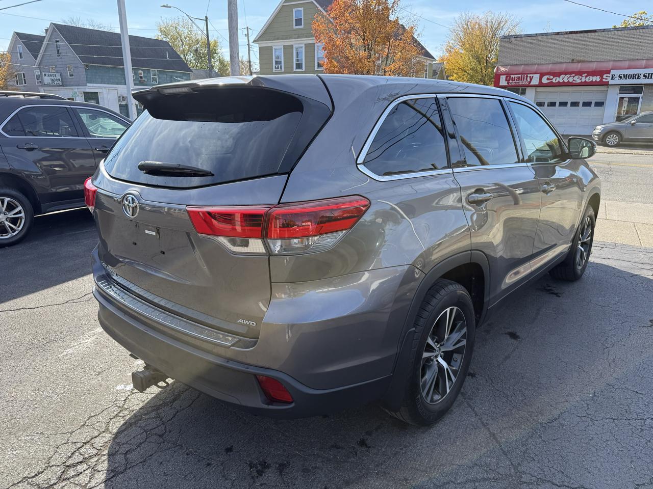 Toyota Highlander LE V6 AWD (Natl) 2019