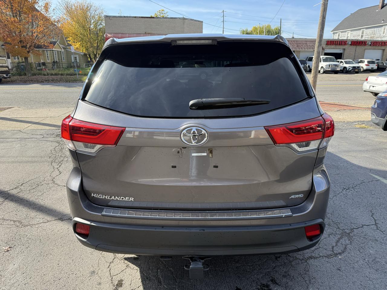 Toyota Highlander LE V6 AWD (Natl) 2019