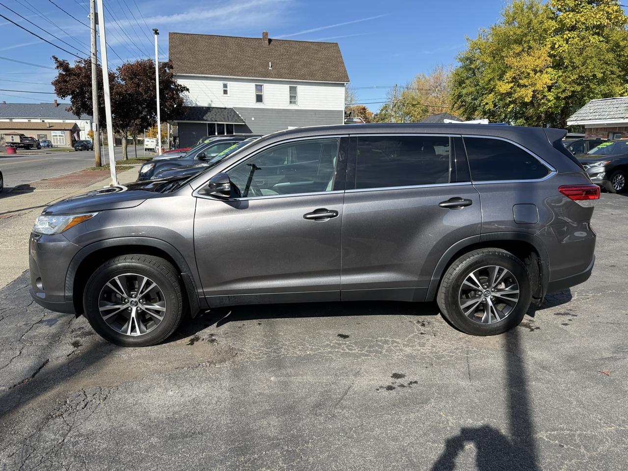 Toyota Highlander LE V6 AWD (Natl) 2019