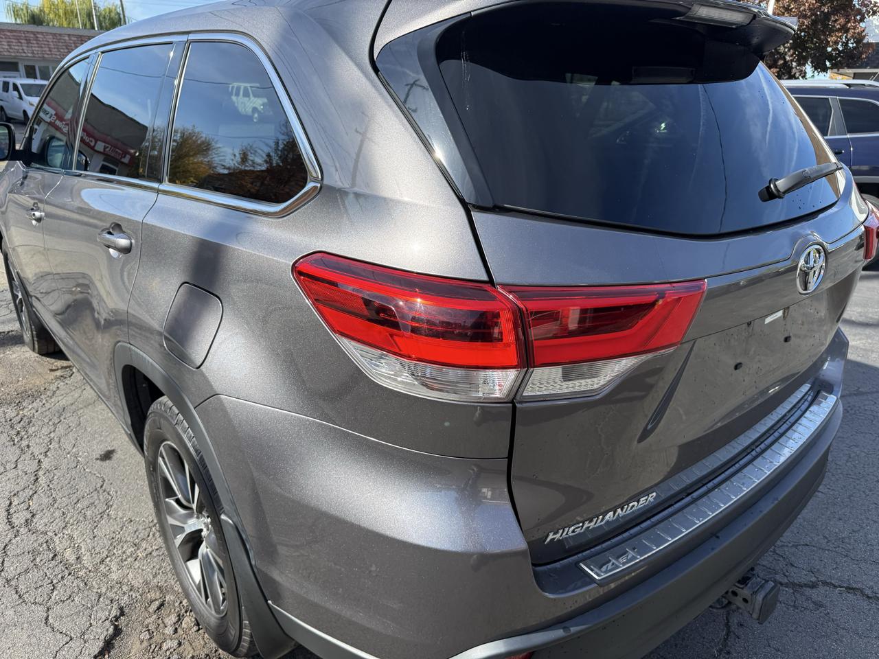 Toyota Highlander LE V6 AWD (Natl) 2019