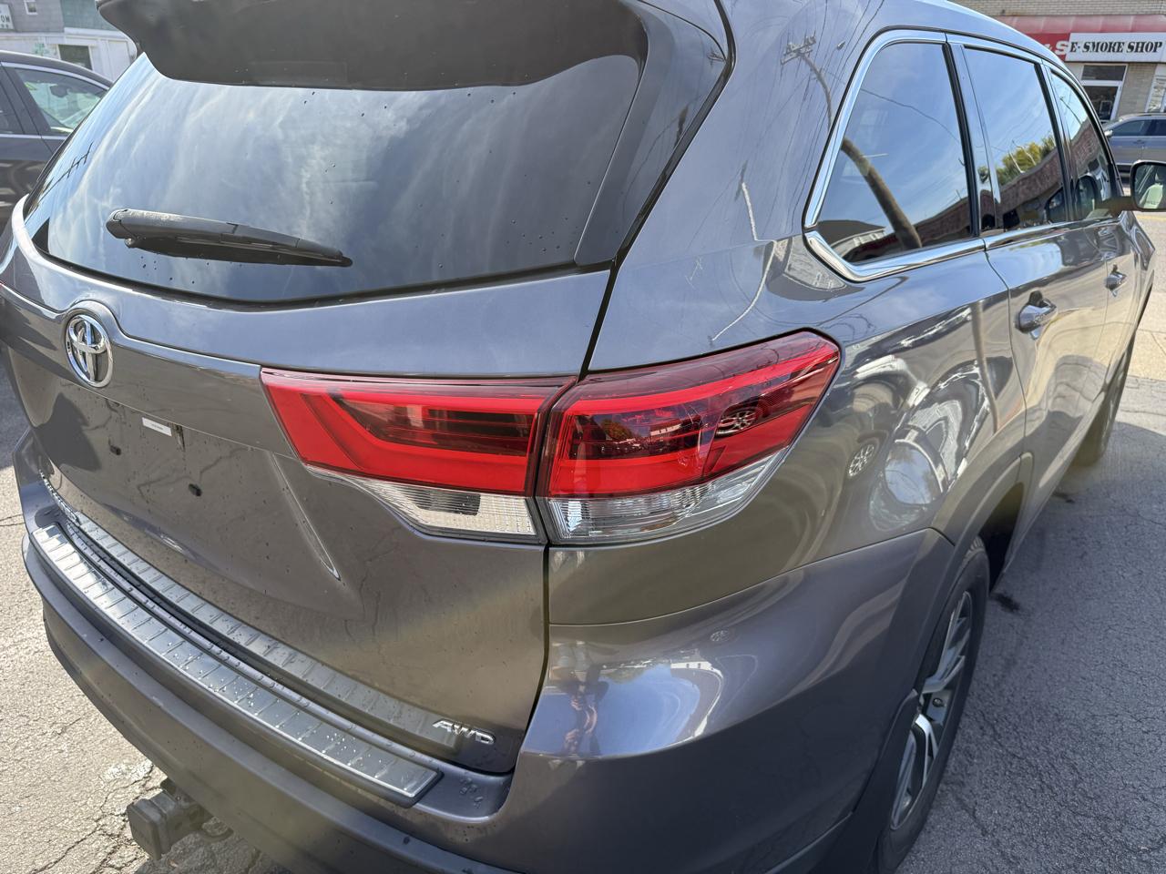 Toyota Highlander LE V6 AWD (Natl) 2019
