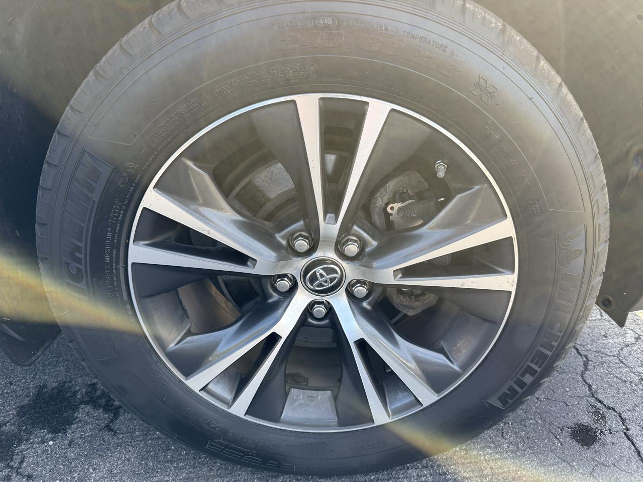Toyota Highlander LE V6 AWD (Natl) 2019