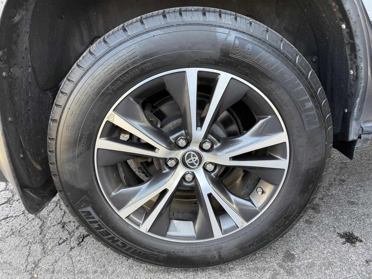 Toyota Highlander LE V6 AWD (Natl) 2019